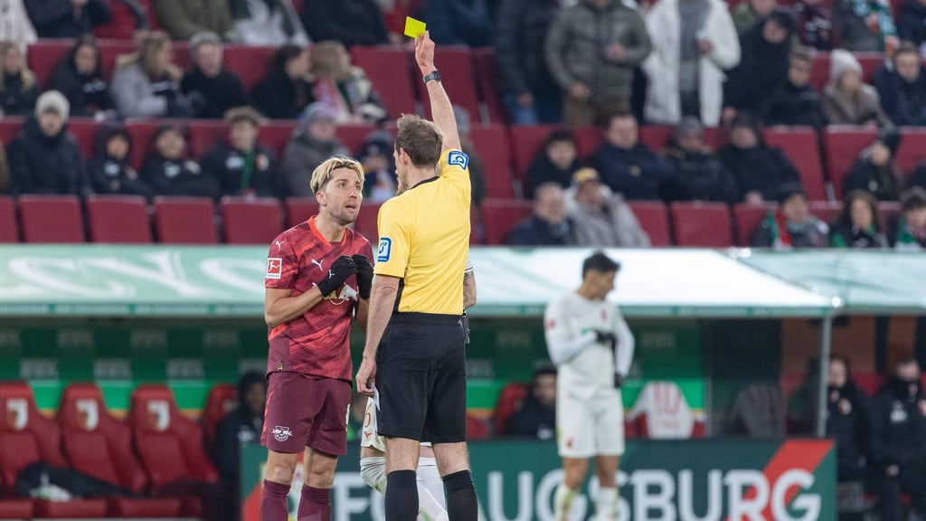 RB-Profi Kevin Kampl (l.) bekommt von Schiedsrichter Sascha Stegemann Gelb.