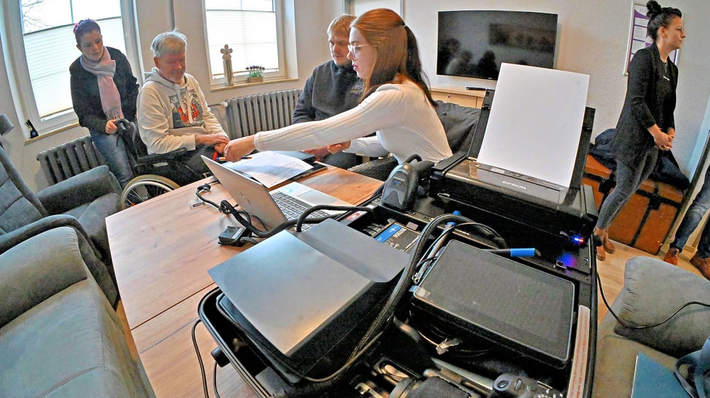 Die Verwaltungsmitarbeiter Lilli Haase und Bastian Bendler weihen den sogenannten Bürgerkoffer in der Schloß Hoym Stiftung ein.