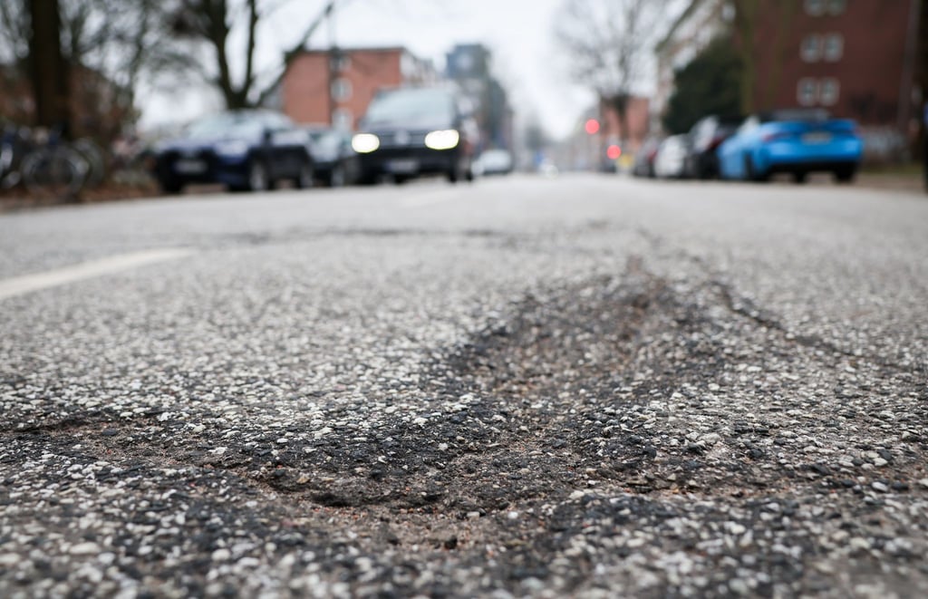 Wenn der Frost und Schnee auftauen, kommt es vermehrt zu Straßenschäden, warnt der ADAC Hansa. (Archivbild)