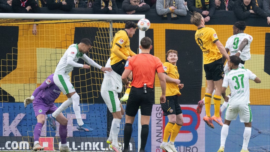 Thomas Keller (M, Dynamo Dresden) trifft per Kopfball zum 1:0.