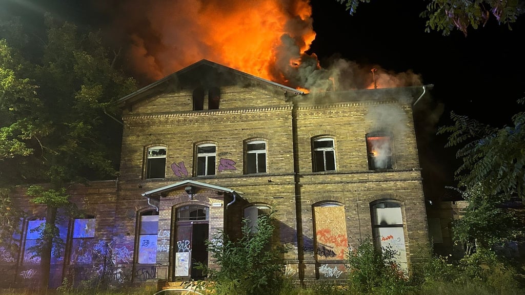 Feuer im Bahnhof Raguhn im September 2025. Am selben Abend nimmt die Polizei zwei Männer fest, denen nun mehrere Brandstiftungen angelastet werden.