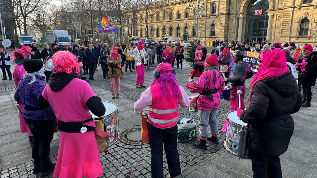Unter anderem die Band Rhythms of Resistance trat mit ihren Trommeln auf dem Willy-Brandt-Platz vor dem Hauptbahnhof in Magdeburg auf.