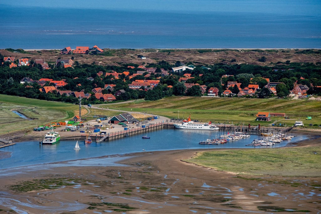 Für die Glasfaseranbindung Spiekeroogs wird ein Kabel durchs Watt gelegt. (Symbolbild)