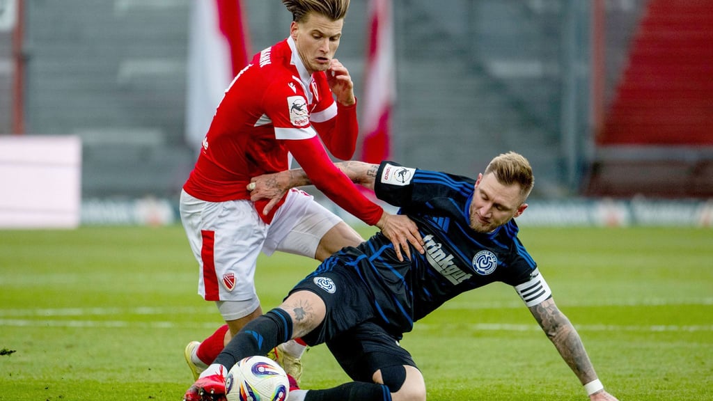 Moritz Hannemann (l) erzielte die Führung für Cottbus in Saarbrücken. (Archivbild)
