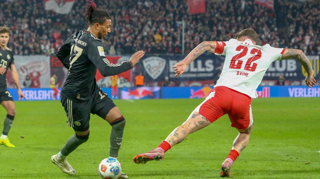 Bayerns Michael Olise tanzt RB-Kapitän David Raum aus