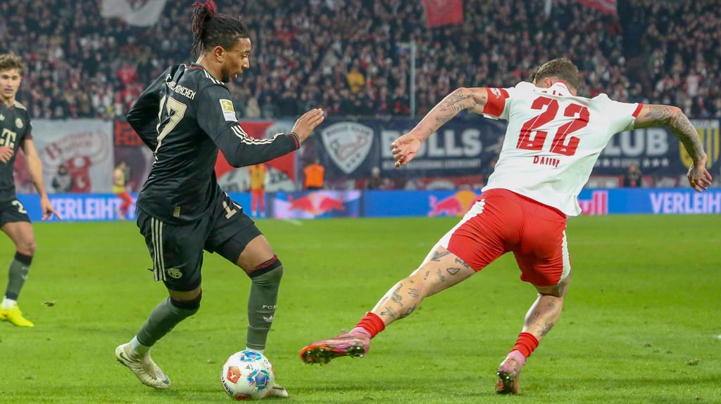 Bayerns Michael Olise tanzt RB-Kapitän David Raum aus