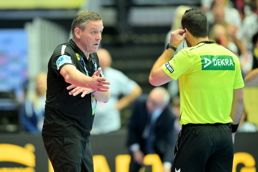 Zu früh gedrückt: Alfred Gislason leistet sich in der Schlussphase gegen Serbien einen unglücklichen Fauxpas.