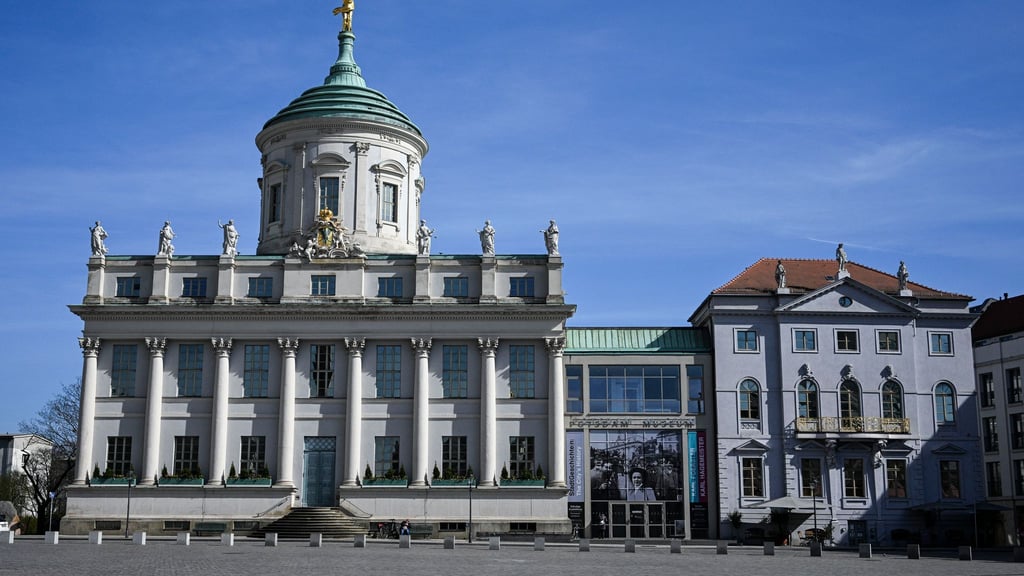 Der Alte Markt in Potsdam ist das historische Zentrum der Stadt - unter anderem mit dem Potsdam Museum. (Archivbild)