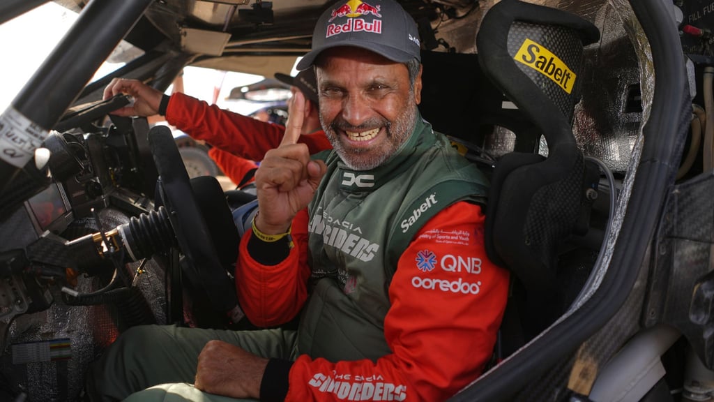 Finger hoch: Nasser Al-Attiyah jubelt in Saudi-Arabien.