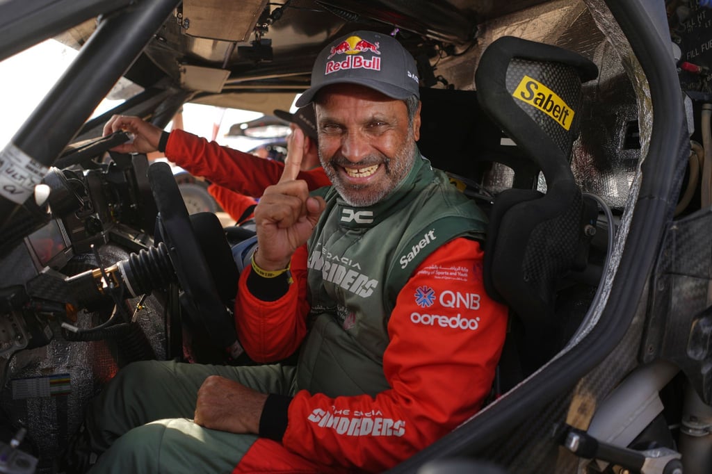 Finger hoch: Nasser Al-Attiyah jubelt in Saudi-Arabien.