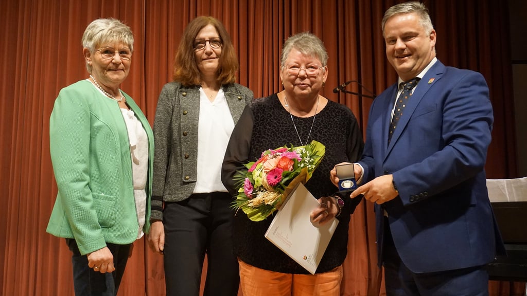 Sabine Metz (2.v.r.) nimmt aus den Händen von Bürgermeister Andreas Koch die Ehrenmedaille der Stadt entgegen.