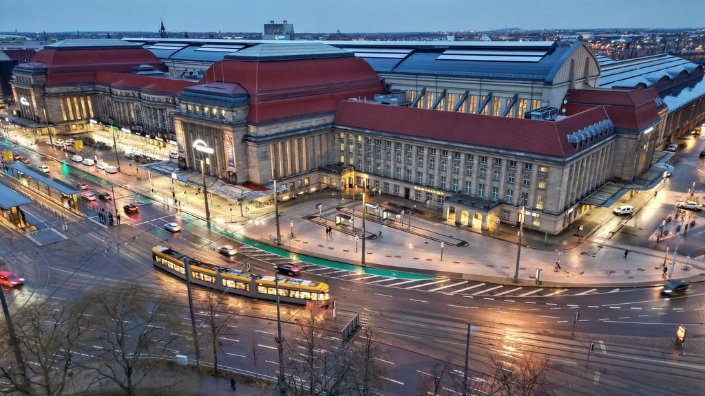 Wegen eines Polizeieinsatzes an der Strecke kommt es am Leipziger Hauptbahnhof zu Zugausfällen und Verspätungen (Archivbild)