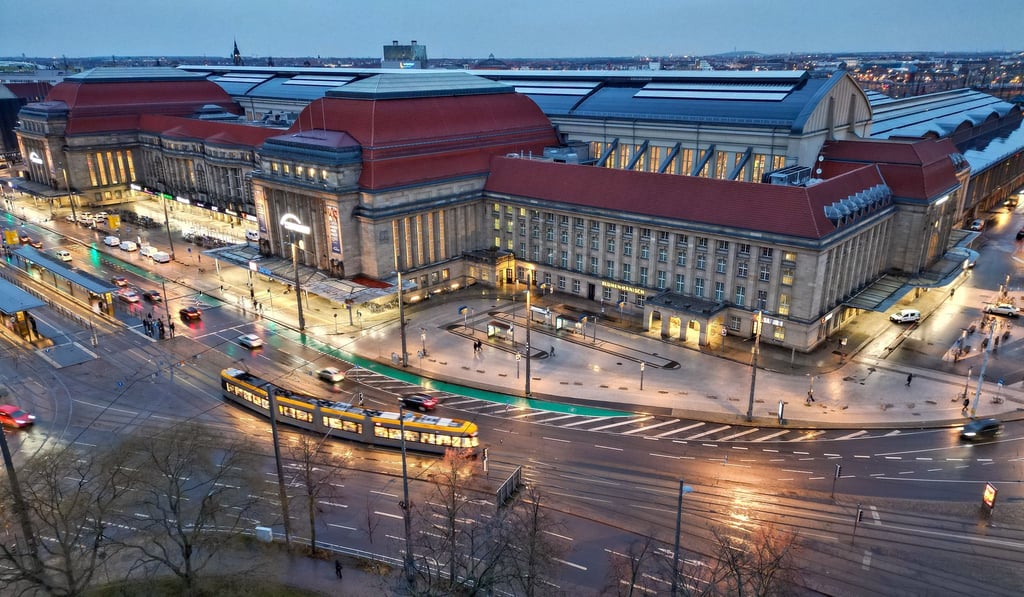 Wegen eines Polizeieinsatzes an der Strecke kommt es am Leipziger Hauptbahnhof zu Zugausfällen und Verspätungen (Archivbild)