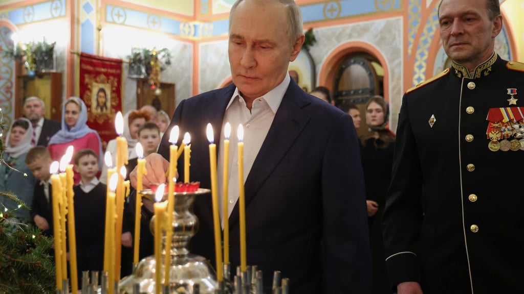 Mit welcher Bitte hat Kremlchef am orthodoxen Weihnachten wohl diese Kerze angezündet? (Archivbild)