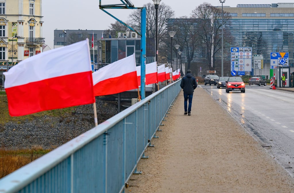 Der Stadtverwaltung in Frankfurt (Oder) sind die Fahnen an der Stadtbrücke ein Dorn im Auge.