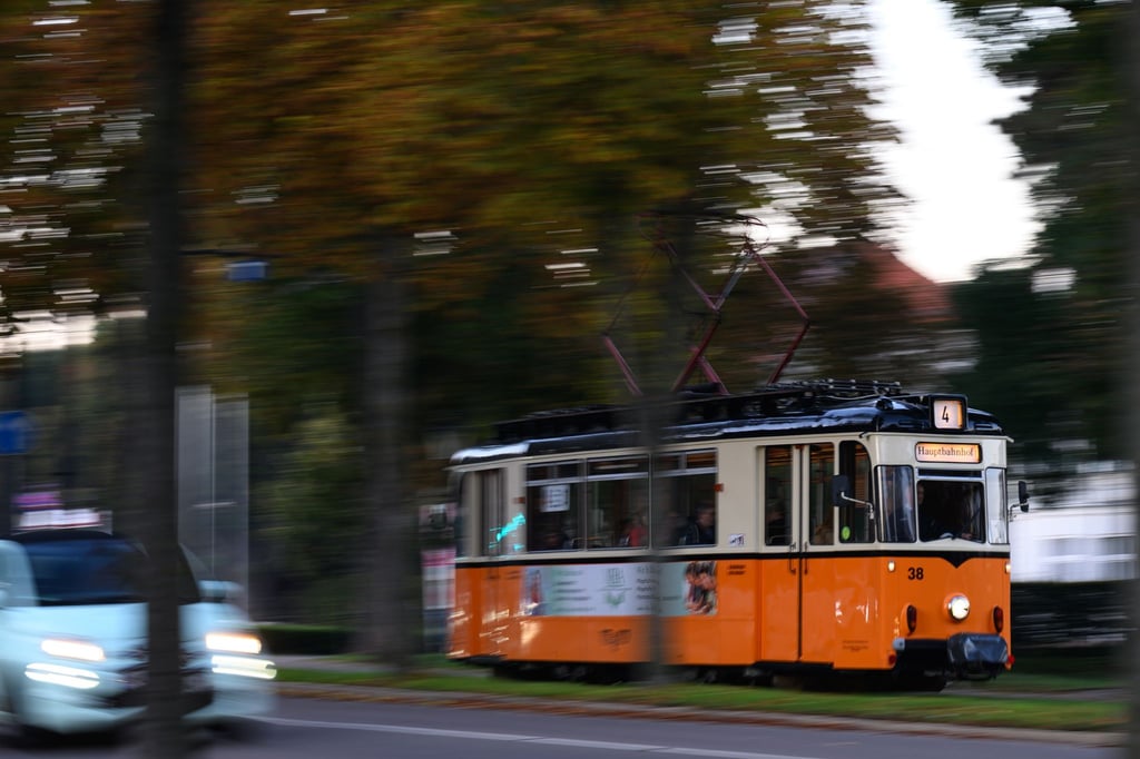 Die Naumburger Straßenbahn gehört zum Stadtbild fest dazu. (Archivbild)