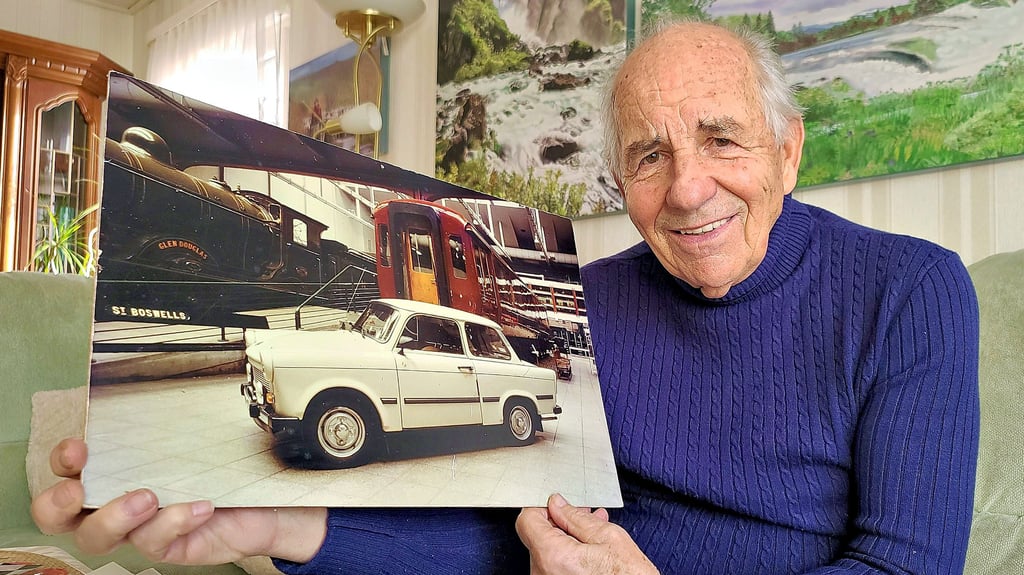 Paul Bertrams freut sich, dass sein Trabi, der einst neben einer Lok stand und derzeit im Depot ist, bald wieder zu sehen sein soll.  