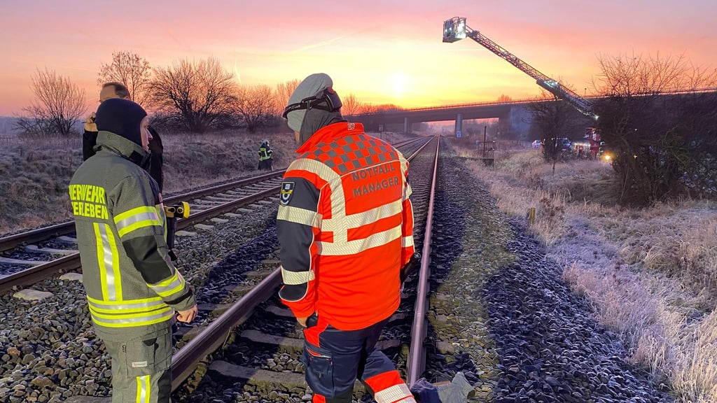 Ein Einsatz von Rettungskräften sorgt am Sonnabend auf der Strecke Halberstadt – Aschersleben für Behinderungen. Auch die Ascherslebener Feuerwehr war vor Ort.