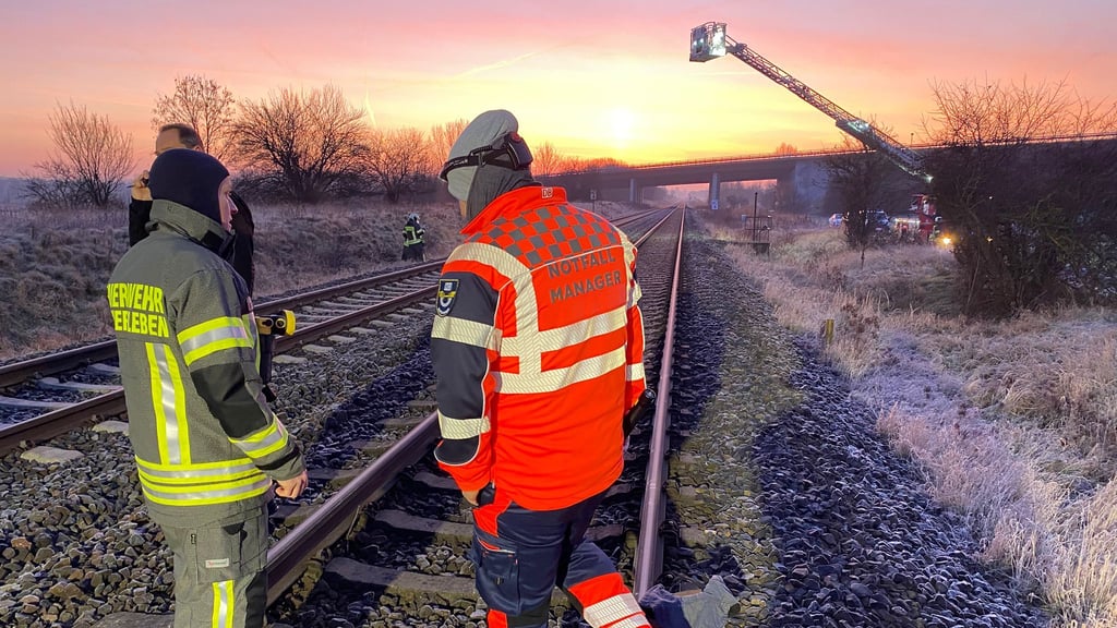 Ein Einsatz von Rettungskräften sorgt am Sonnabend auf der Strecke Halberstadt – Aschersleben für Behinderungen. Auch die Ascherslebener Feuerwehr war vor Ort.