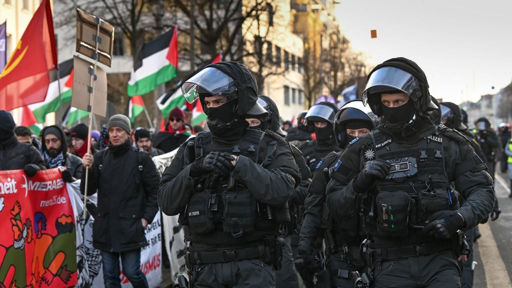Innenminister Armin Schuster (CDU) verschafft sich vor Ort ein Bild von der Demonstrationslage in Leipzig