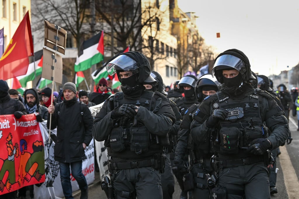 Innenminister Armin Schuster (CDU) verschafft sich vor Ort ein Bild von der Demonstrationslage in Leipzig