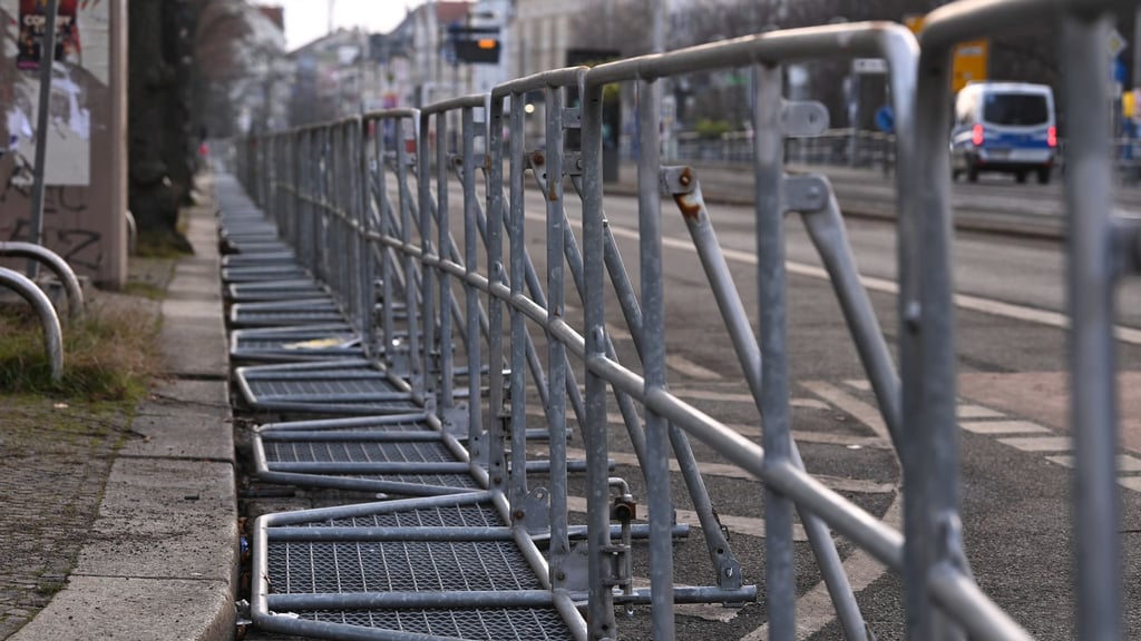Nach dem Versammlungsgeschehen rund um das Connewitzer Kreuz gibt die Polizei den Bereich am frühen Abend wieder für den Straßenverkehr frei