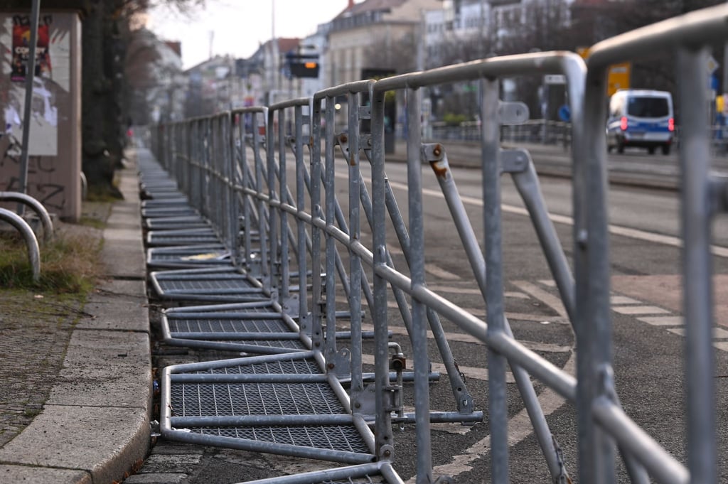 Nach dem Versammlungsgeschehen rund um das Connewitzer Kreuz gibt die Polizei den Bereich am frühen Abend wieder für den Straßenverkehr frei
