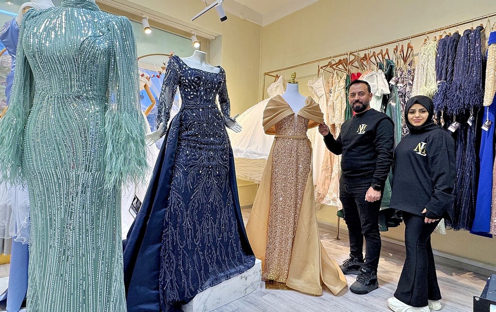 Mohammad Alsaleh und Linda Alhussain bieten in ihrem Modegeschäft in Stendal festliche Roben und Brautkleider an. Wenn etwas nicht passt, gekürzt oder eingenäht werden muss, wird das direkt vor Ort erledigt. 