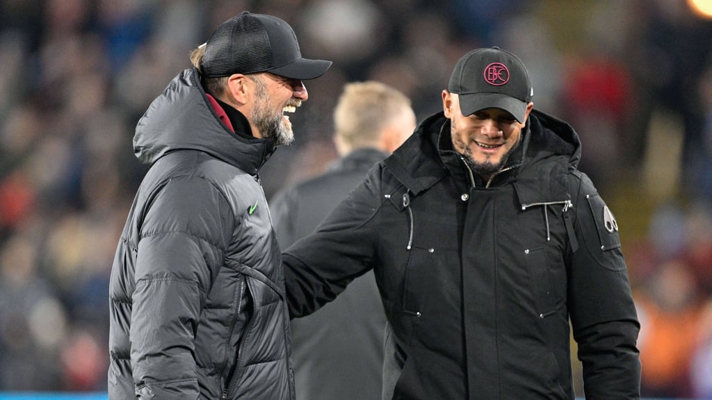 Red-Bull-Fußballchef Jürgen Klopp und Bayern-Coach Vincent Kompany bei einem Duell zwischen Liverpool und Burnley.