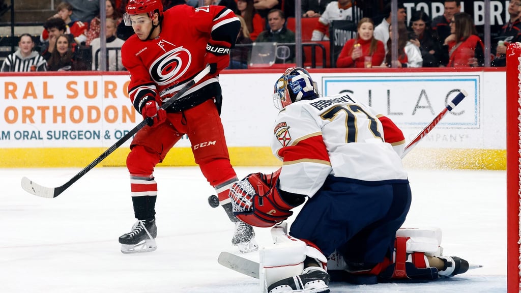 Die Carolina Hurricanes haben mit NHL-Champion Florida Panthers leichtes Spiel.