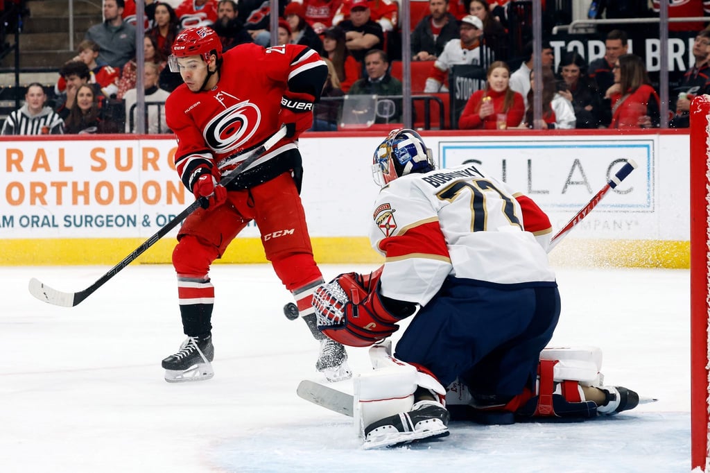 Die Carolina Hurricanes haben mit NHL-Champion Florida Panthers leichtes Spiel.