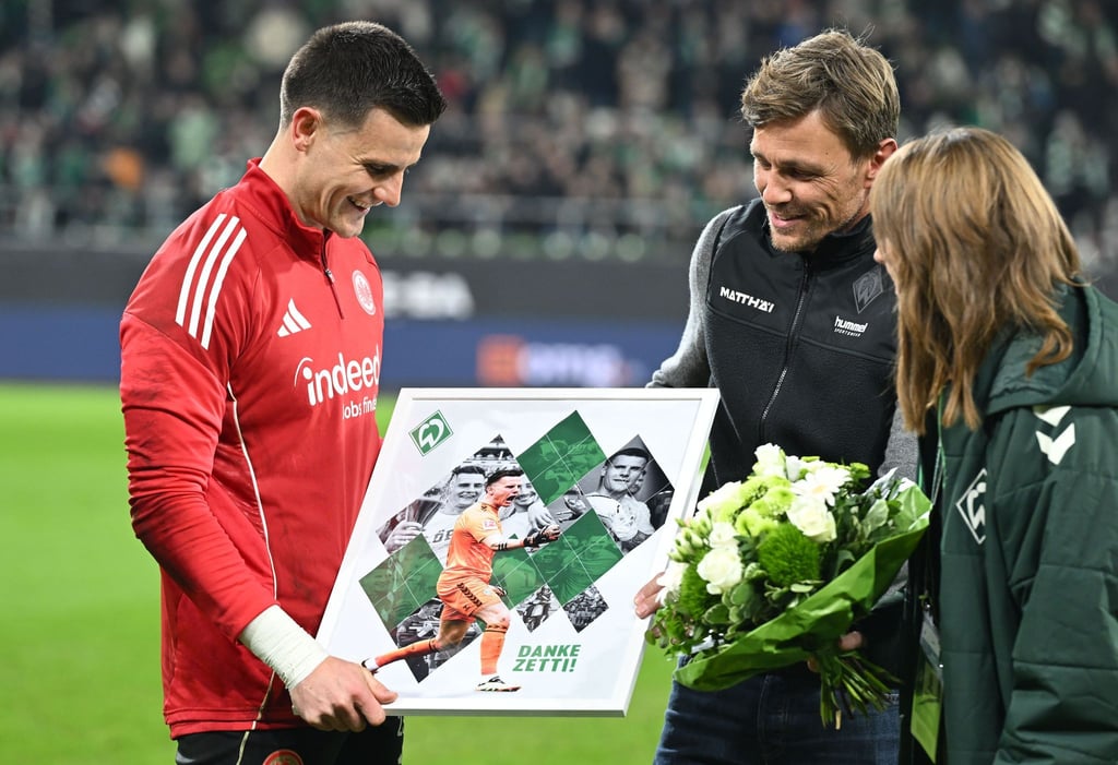 Eine angenehmere Aufgabe für Sportchef Clemens Fritz (M.) vor dem Spiel gegen Frankfurt: Die nachträgliche Verabschiedung von Ex-Werder-Torwart Michael Zetterer (l).