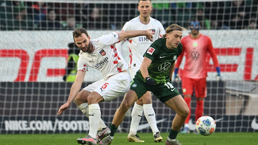 Wolfsburgs Lovro Majer (r) wird vom Heidenheimer Benedikt Gimber bedrängt.