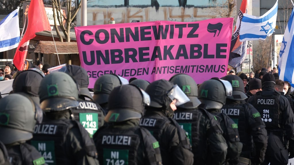 Die Polizei sichert mehrere Versammlungen rund um das Connewitzer Kreuz in Leipzig ab.