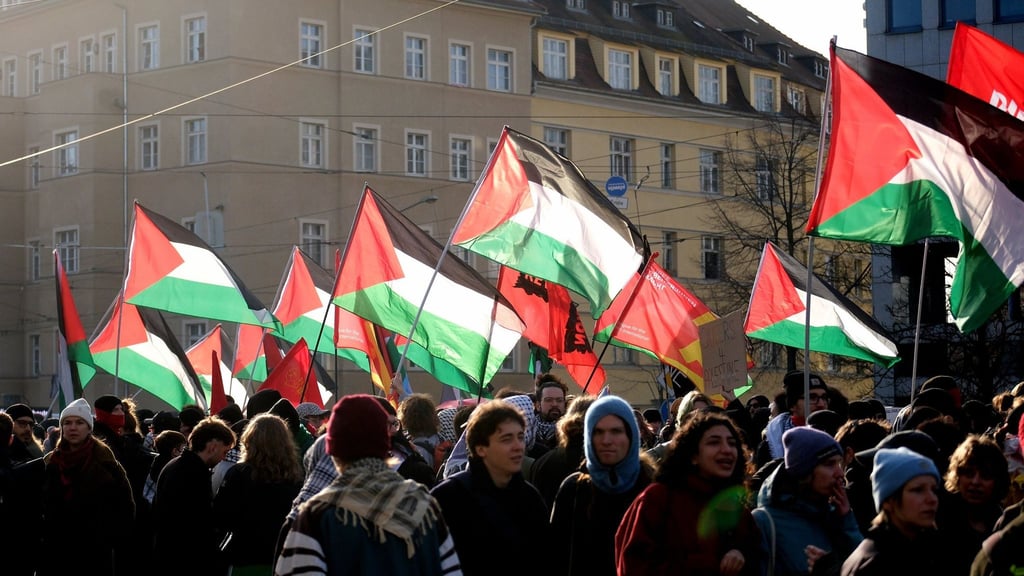 Polizei trennt Demo-Lager in Leipzig-Connewitz mit Gittern und großem Aufgebot.
