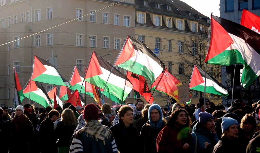 Polizei trennt Demo-Lager in Leipzig-Connewitz mit Gittern und großem Aufgebot.