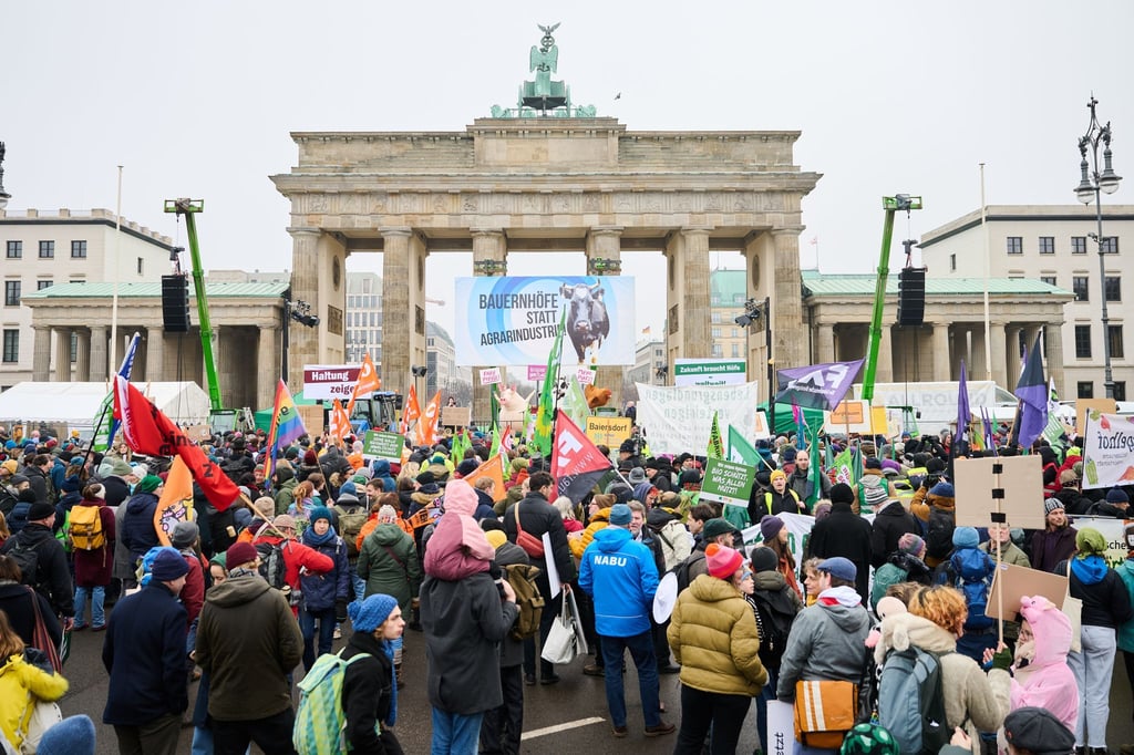 Am Brandenburger Tor in Berlin fordern Demonstranten unter dem Motto „Wir haben es satt“ eine andere Landwirtschaftspolitik.