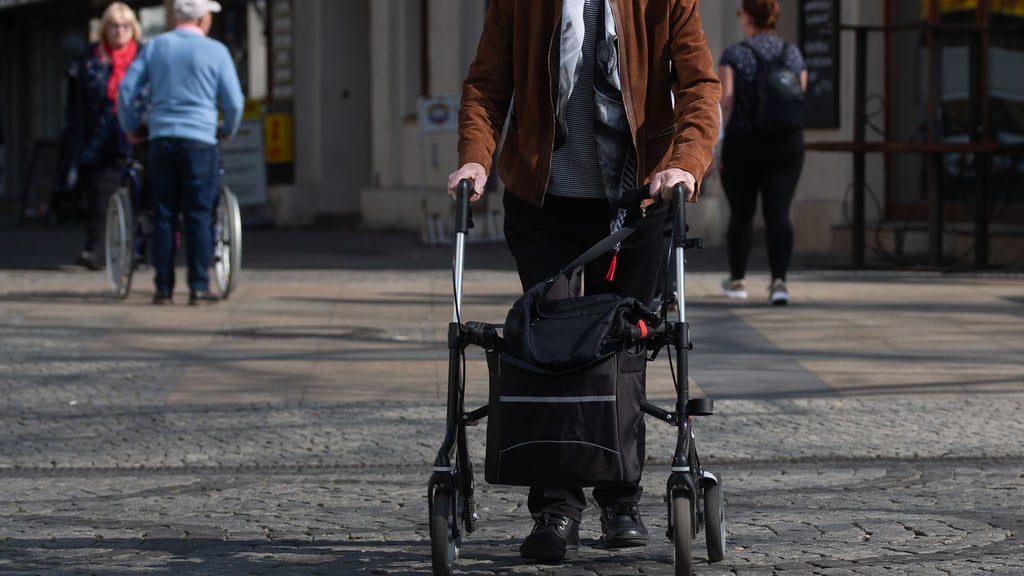 Wenn Ehrenamtliche pflegebedürftige Menschen regelmäßig unterstützen, kann das in Brandenburg künftig als Nachbarschaftshilfe anerkannt werden. Eine Aufwandsentschädigung gibt es dann von der Pflegekasse zurück. (Symbolbild)