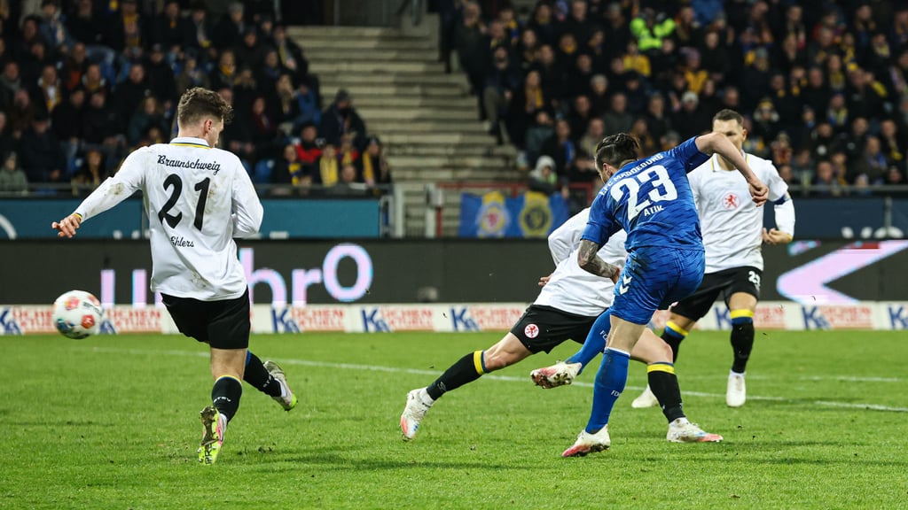 Baris Atik zog bei seinem Tor mal wieder in seiner typischen Manier nach innen – und war von den Braunschweig-Akteuren nicht aufzuhalten.