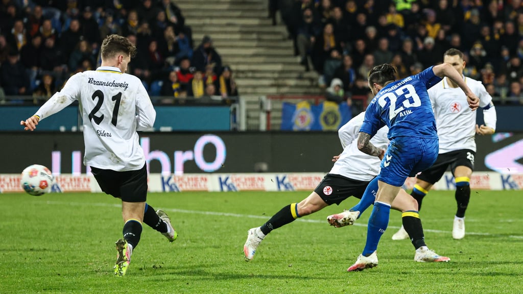 Baris Atik zog bei seinem Tor mal wieder in seiner typischen Manier nach innen – und war von den Braunschweig-Akteuren nicht aufzuhalten.