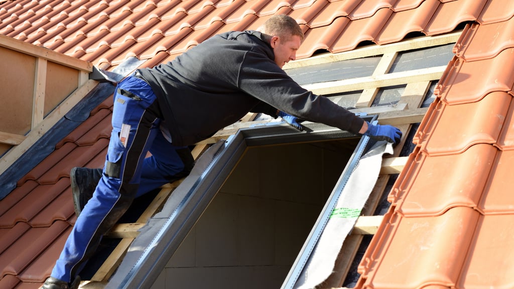 Dachdecker bekommen ab sofort mehr Mindestlohn. Das Berufsbild ist mit Blick auf die Energiewende deutlich vielfältiger geworden. 