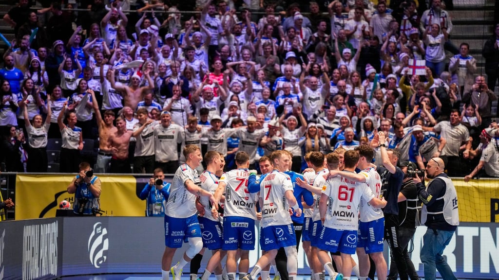 Die Spieler feiern den Punktgewinn zum EM-Auftakt vor ihrem Fanblock.