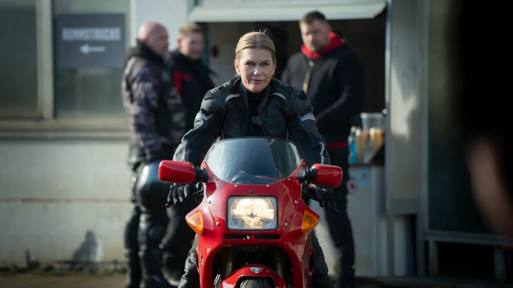 LKA-Kommissarin Helen Dorn (Anna Loos) gibt sich als Ex-Stuntfahrerin aus Übersee aus - und imponiert damit einem früheren Motorradrennfahrer.
