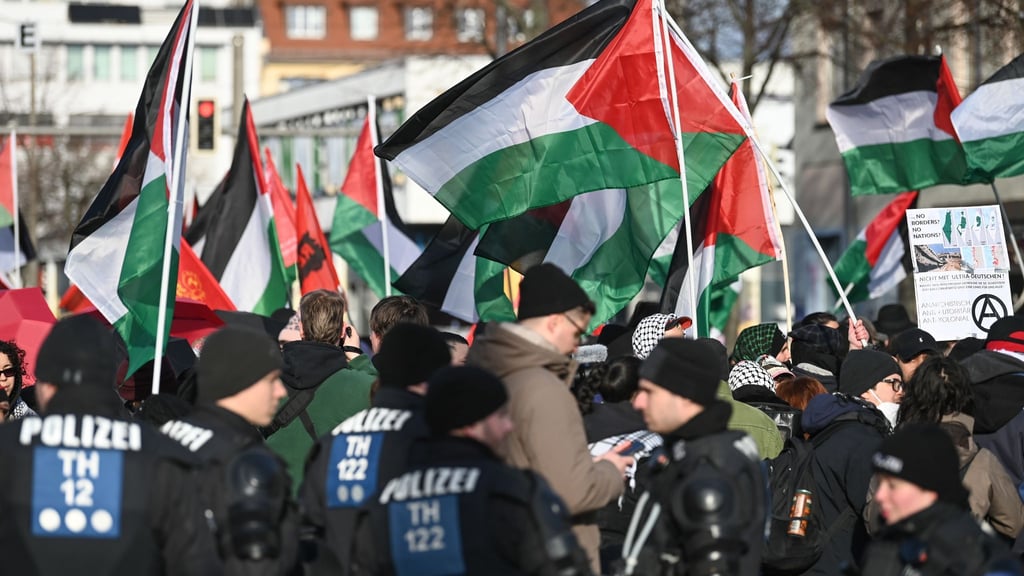 Polizisten griffen am Connewitzer Kreuz gegen vermummte Demonstrierende ein.