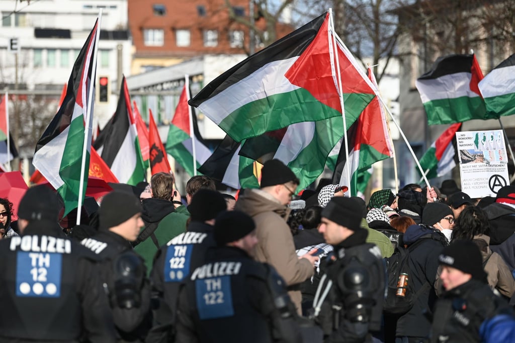 Polizisten griffen am Connewitzer Kreuz gegen vermummte Demonstrierende ein.