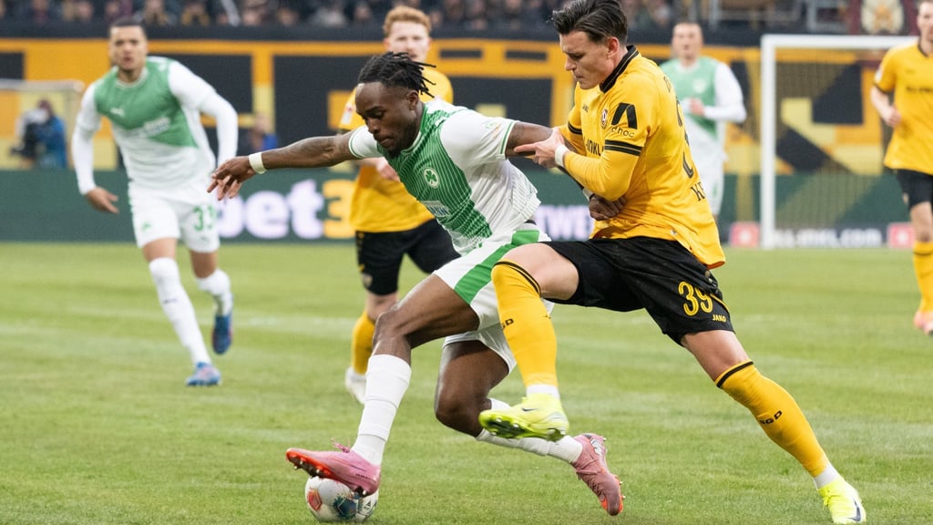 Noel Futkeu (M, SpVgg Greuther Fürth) im Zweikampf mit Thomas Keller (r, Dynamo Dresden). Der Dresdner traf zur Führung.