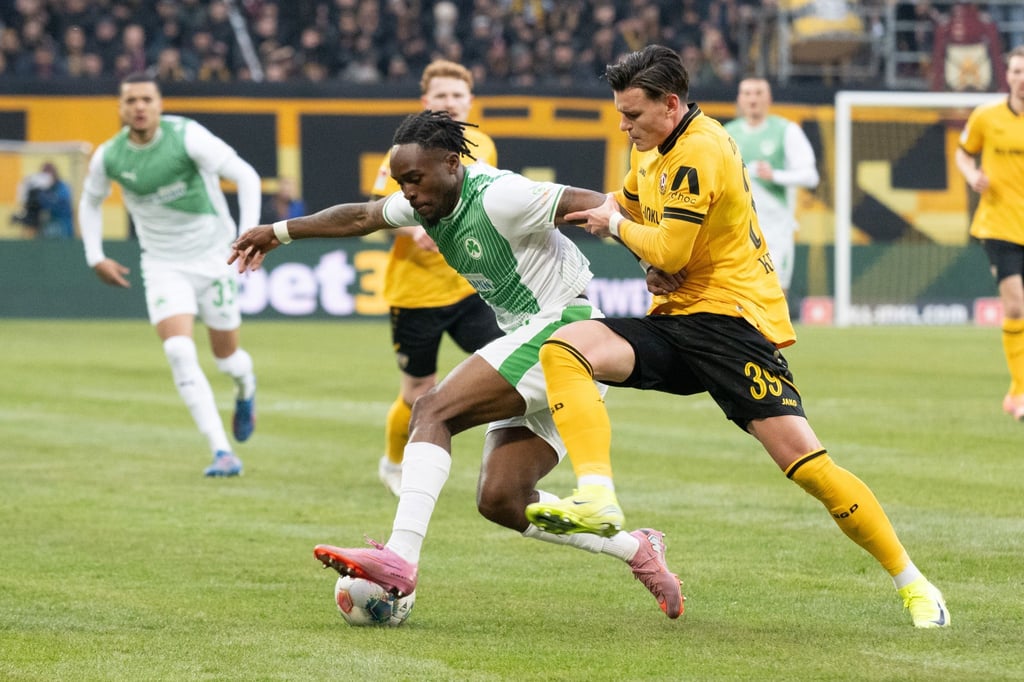 Noel Futkeu (M, SpVgg Greuther Fürth) im Zweikampf mit Thomas Keller (r, Dynamo Dresden). Der Dresdner traf zur Führung.