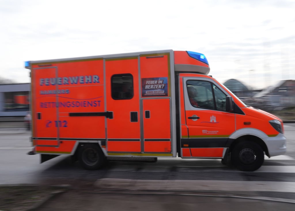 Eine Frau wird bei einem Verkehrsunfall schwer verletzt liegen gelassen. (Symbolbild)