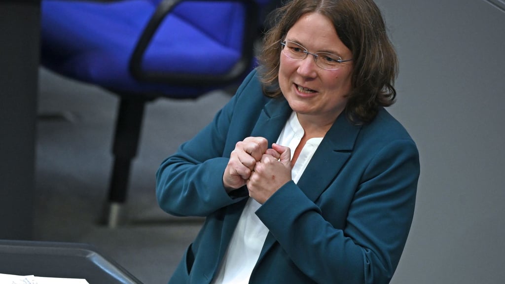 Die Grünen-Bundestagsabgeordnete Andreas Lübcke aus Brandenburg dringt auf eine rasche Umsetzung eines deutsch-polnischen Jugend-Bahntickets für diesen Sommer. (Archivbild)