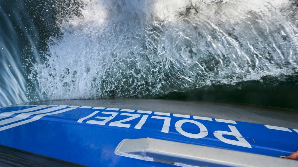 Eine Leckage eines Gütermotorschiffes verursacht einen Einsatz von Feuerwehr und Wasserschutzpolizei. (Symbolbild)